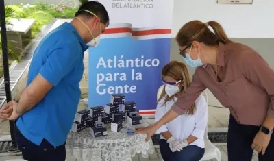 La Gobernadora Elsa Noguera, presidiendo la entrega de los oxímetros.