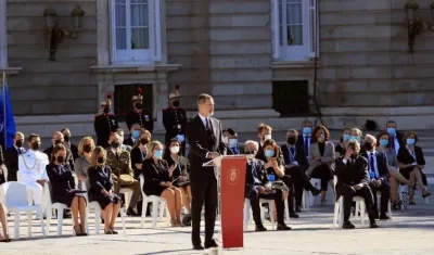 El rey Felipe VI, durante su discurso en el Patio de la Armería del Palacio Real donde se ha celebrado este jueves el homenaje de Estado a las víctimas de la pandemia.