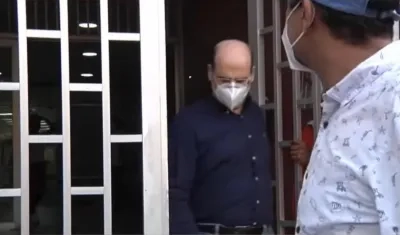 Luis Fernando Acosta Osío, saliendo de su declaración ante magistrado de la Corte.