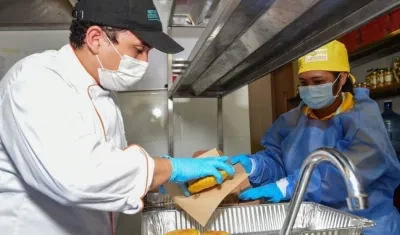 Una de las matronas empacando una arepa de huevo.