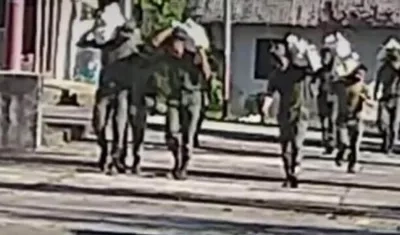 Los militares venezolanos con la ayuda humanitaria.