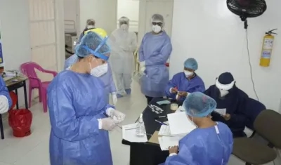 Autoridades de Salud en la toma de muestras.