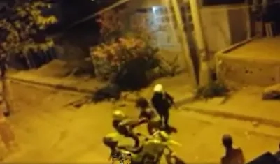 Imágenes del video de la agresión de los uniformados a la mujer en Cartagena.