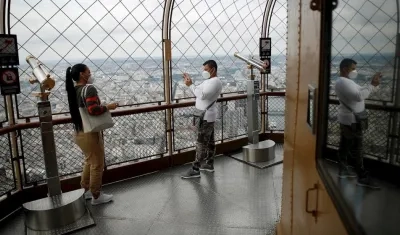 Visitantes en la Torre Eiffel.