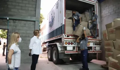 Gobernadora del Atlántico y Secretaria de Salud recibieron elementos de protección para el personal salud de parte del Gobierno Nacional.
