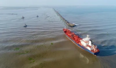 Buque encalló en Bocas de Ceniza, informó la Dimar.