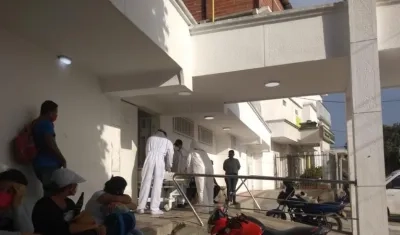 El CTI de la Fiscalía cuando sacaba el cuerpo de la Clínica San Ignacio.