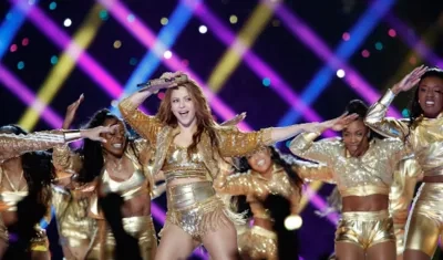 Shakira con la chaqueta que subastará.