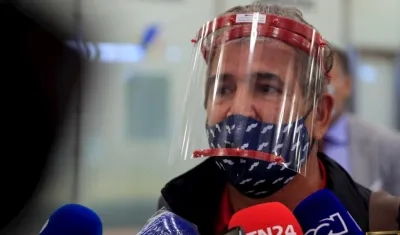 Jorge Luis Pinto, director técnico colombiano de fútbol, a su llegada este lunes al aeropuerto Adolfo Suárez Madrid-Barajas.