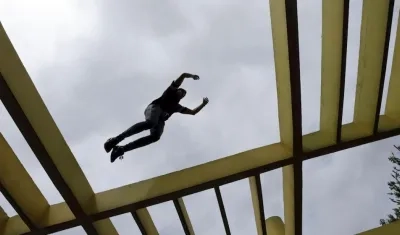 Un joven durante un entrenamiento de parkour, en Bogotá (Colombia).