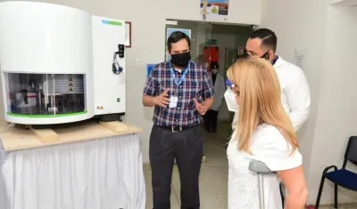 Gobernadora Elsa Noguera recibiendo el nuevo robot.