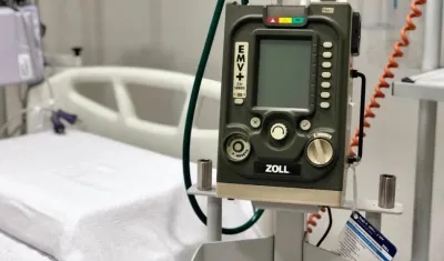 Ventilador y una cama UCI.