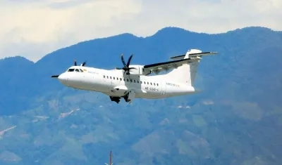 Detalle de la aeronave que realiza el vuelo piloto de la aerolínea Easyfly con la ruta Bucaramanga-Cúcuta-Bucaramanga, este martes en Cúcuta (Colombia). 