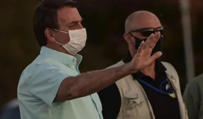 El presidente de Brasil, Jair Bolsonaro (i).