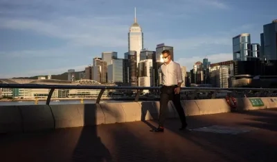 Un hombre lleva mascarilla en el distrito central de Hong Kong, China.