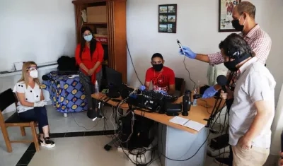 La Gobernadora Elsa Noguera participando en el programa radial.