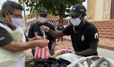 Un colaborador de la Fundación Tecnoglass durante la entrega de alimentos.