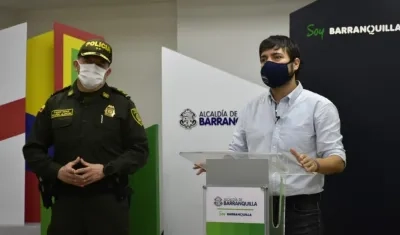 El General Ricardo Alarcón y el alcalde Jaime Pumarejo.