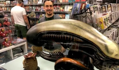 Sergio López, en su tienda de cómics en la calle Zaragoza de la capital andaluza, Nostromo, que ha ganado el premio Will Eisner Spirit of Comics Retailer.