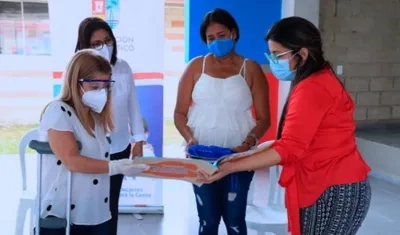 Gobernadora entrega los textos en Piojó.