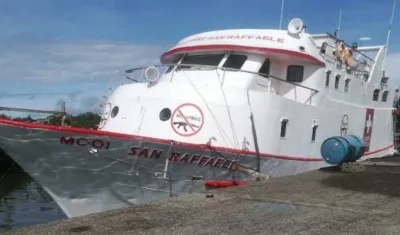 Barco hospital asaltado.