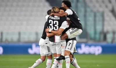 Celebración de Juan Guillermo Cuadrado con sus compañeros.