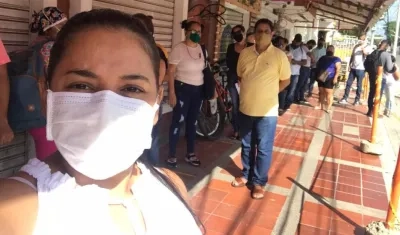 Imagen de las filas en la farmacia.