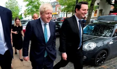 El primer ministro británico, Boris Johnson y el secretario de Estado de Administración Local, Simon Clarke.