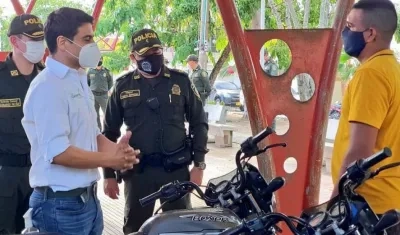 El Secretario del Interior, Carlos Peña Berdugo, entregando la moto a uno de los dueños.
