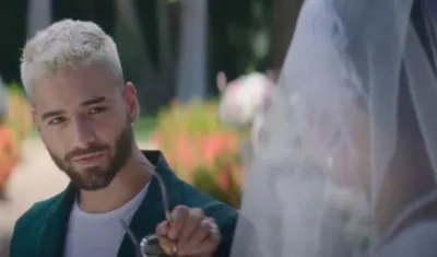 Una imagen del video Hawái de Maluma.