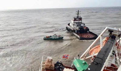 Maniobras para desencallar el buque.