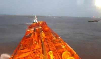 El 'Nordic Wolverine' durante el desencallamiento en la noche de hoy.