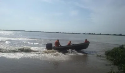 Defensa Civil en el río Magdalena.