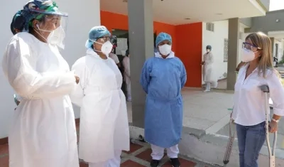 Elsa Noguera con personal médico.