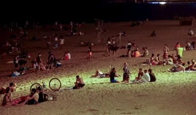 Jóvenes en una playa de Barcelona.