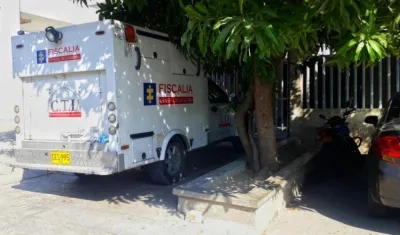 El CTI de la Fiscalía ingresando un cuerpo a Medicina Legal.