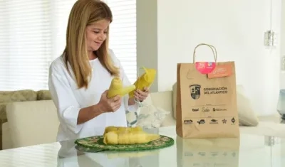 Elsa Noguera, con un pedido de bollos.