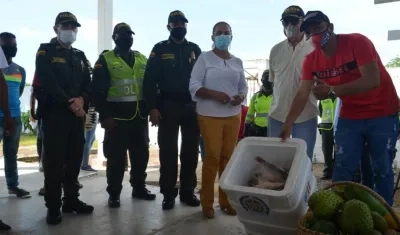 A Edwin García le regalaron una cava de pescado y frutas.