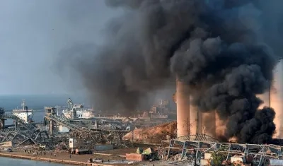 Una gran nube de humo inundia el cielo de Líbano tras una explosión en un almacén de la zona del puerto de Beirut, este martes.