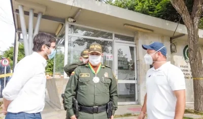 El coronel Yecid Peña cuando recibía la medalla.
