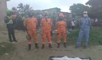 La Defensa Civil en el lugar del hallazgo del cuerpo.