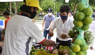 Jaime Pumarejo en el 'Mercado a tu barrio'