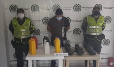 Juan Carlos Arias Angarita tras ser capturado con la droga.