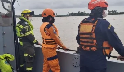 Autoridades en la búsqueda del adolescente.