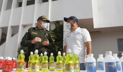 El general Ricardo Alarcón recibiendo los elementos de Nelson Patrón, jefe de la Oficina para la Seguridad y Convivencia Ciudadana.