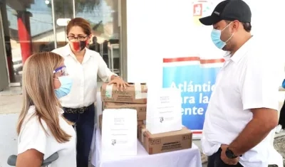 La Gobernadora Elsa Noguera durante la entrega de medicamentos.