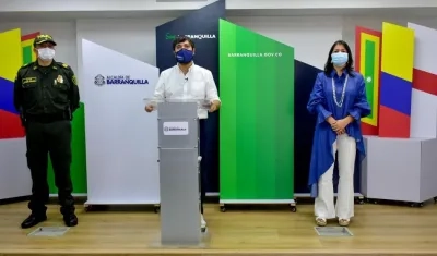 El SubComandante de la Policía de Barranquilla, el Alcalde y la presidenta de Acopi.