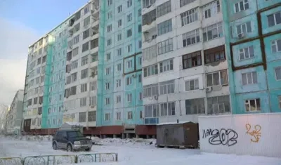 Está construida sobre permafrost, una capa mineral cimentada por el hielo.