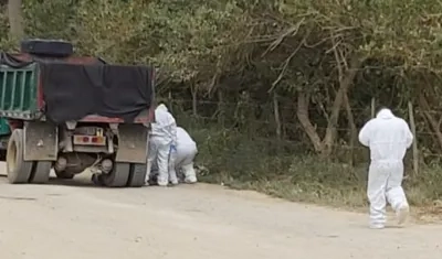 Momento en que las autoridades inspeccionan el cadáver en el lugar del accidente.