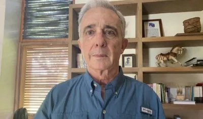 Álvaro Uribe Vélez en una imagen publicada en su cuenta de Twitter.